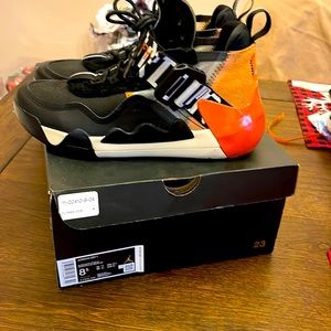 Hello these are a pair of men’s Air Jordan Defy